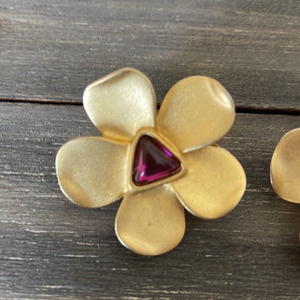 SOLD Vintage Carolina Herrera Clip on Floral Earrings Gold Tone - Picture 5 of 6